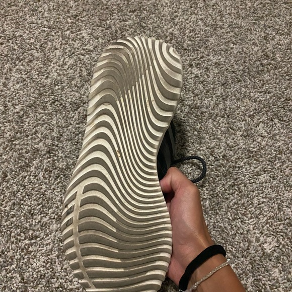 Adidas tennis shoes - Picture 5 of 5